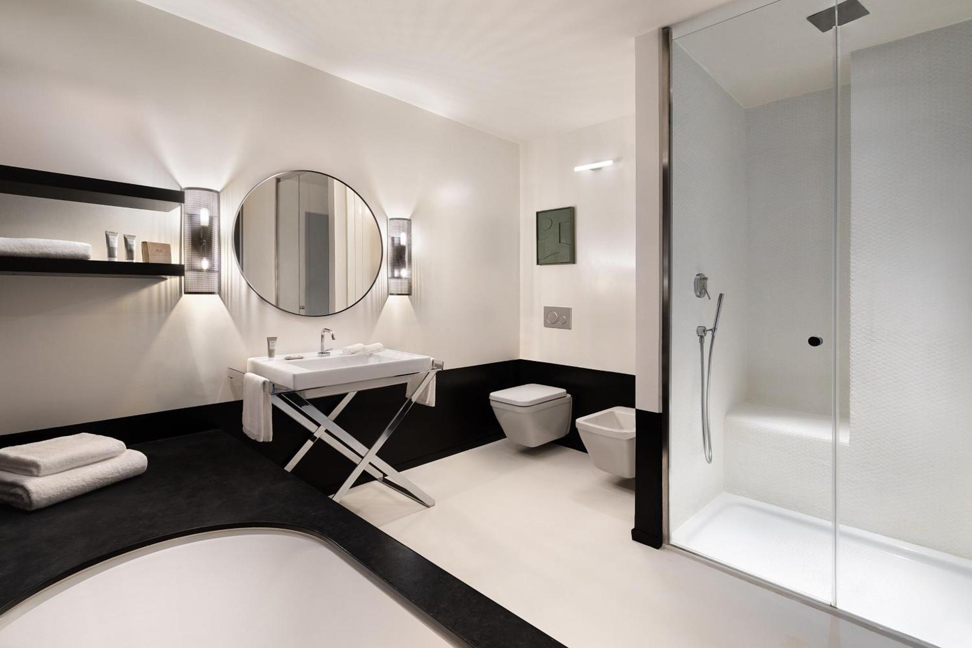 Chambre Lit King-Size Supérieure avec Balcon - Vue sur Cour